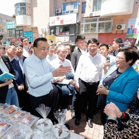 李克強(qiáng)稱贊地?cái)偨?jīng)濟(jì)、小店經(jīng)濟(jì)：是人間的煙火，是中國(guó)的生機(jī)